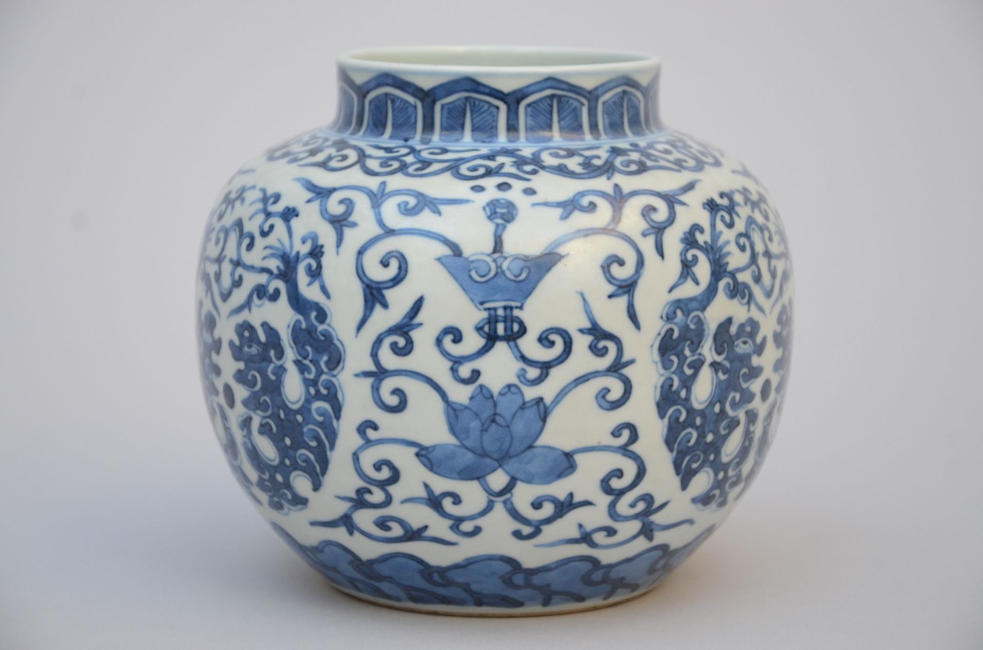 A Chinese vase in blue and white porcelain 'stylised dragons' (h 12 cm) - Image 2 of 4