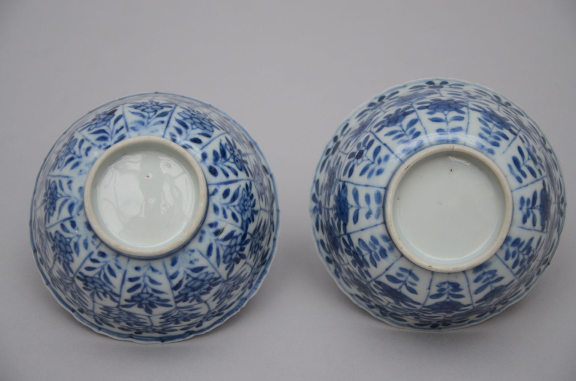 A pair of Chinese blue and white porcelain bowls 'ladies', Kangxi period (6x11 cm) - Image 4 of 4