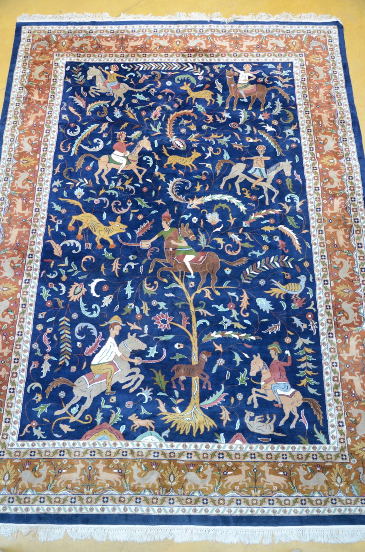 Large wool carpet 'the hunt' (380x260 cm)