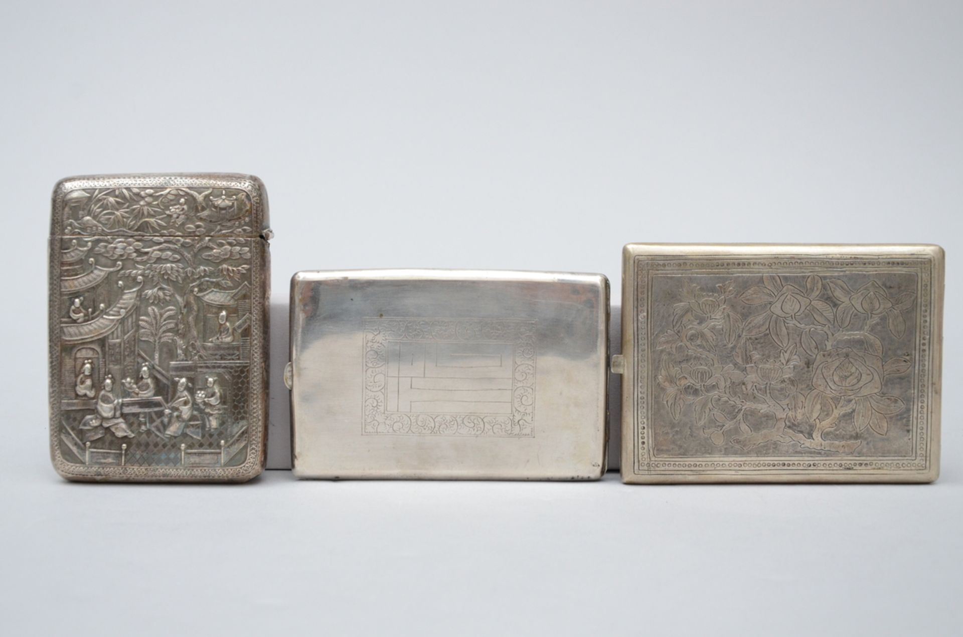 Lot: 3 Chinese silver cigarette cases (11x8 12x8 12x9 cm) (*) - Image 2 of 2
