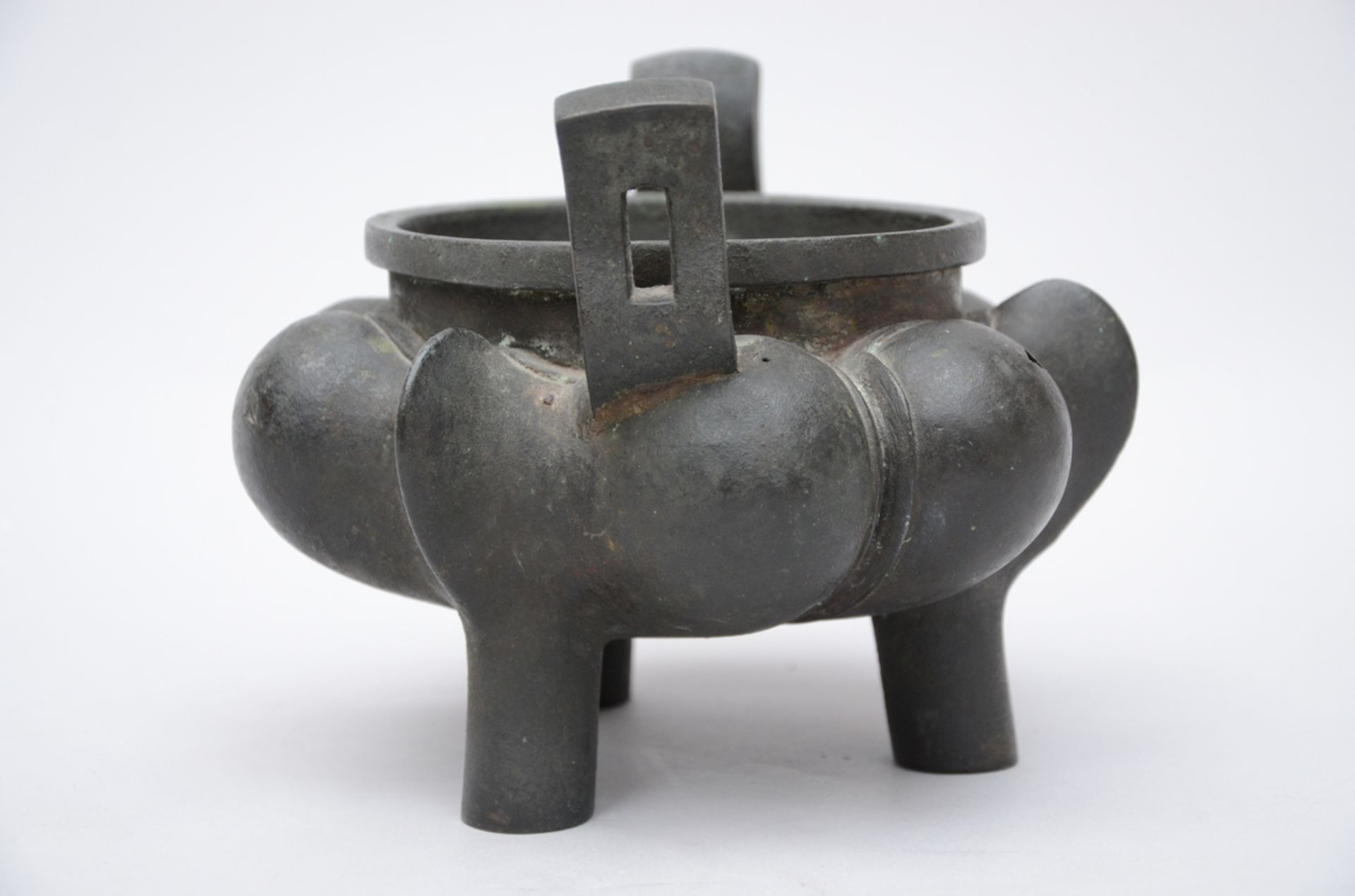 A Chinese lobed tripod censer in bronze, 17th - 18th century (16x21cm) (*) - Image 2 of 5