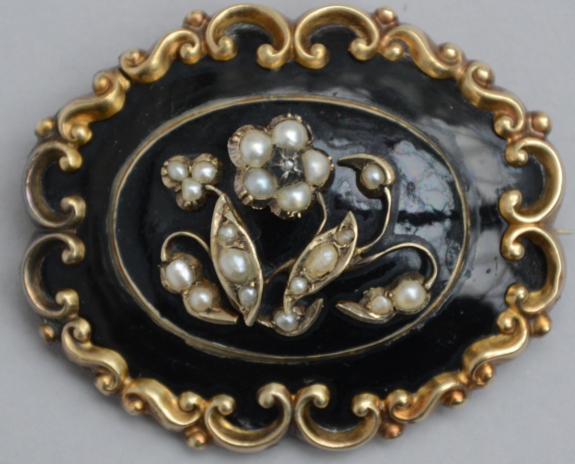 Louis-Philippe brooch in onyx with mount in gold, 14 kt (27gr)