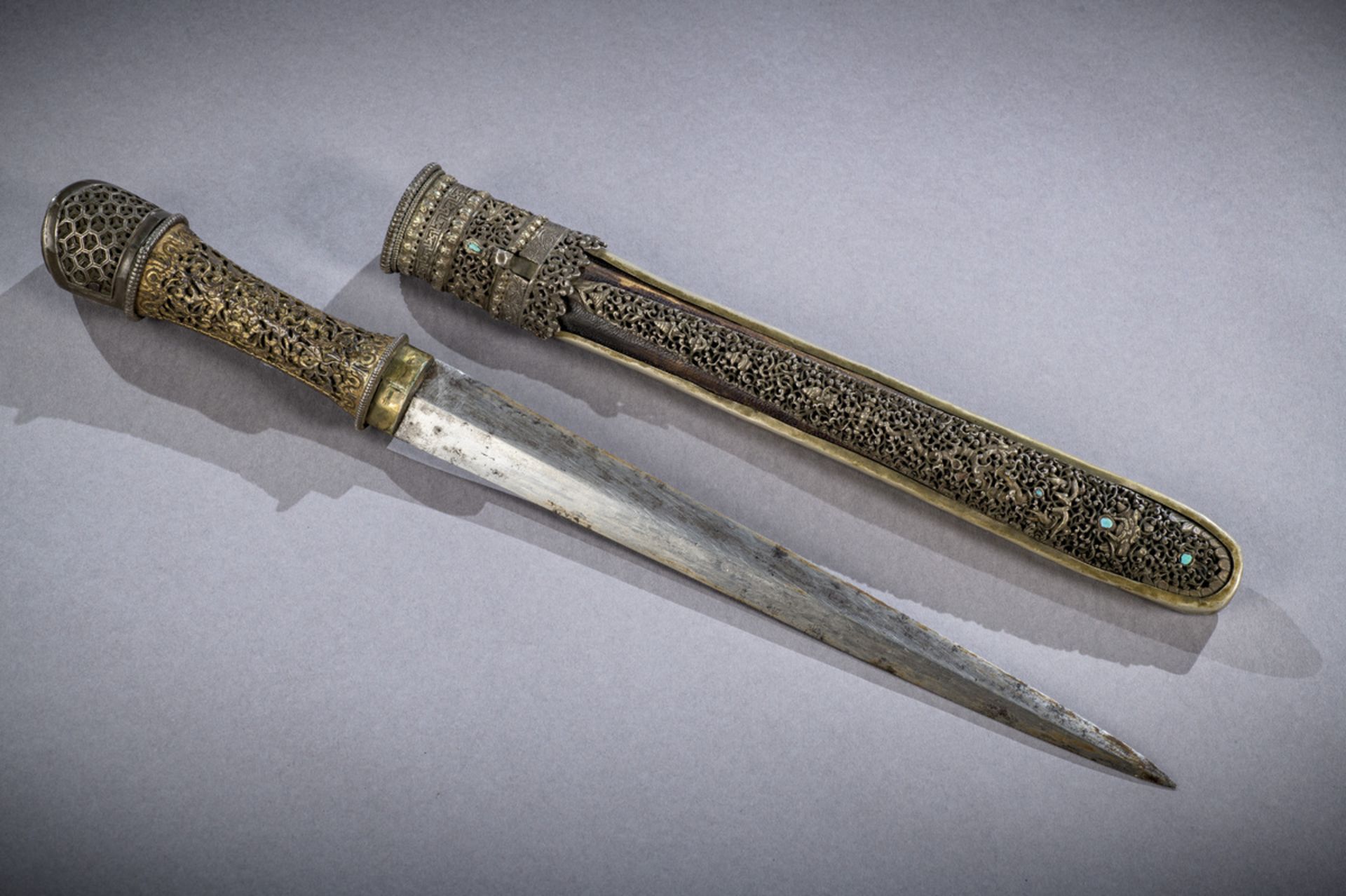 A dagger with openwork iron and gilt bronze decoration, Bhutan 18th - 19th century (tot 46.5 cm) - Image 2 of 7