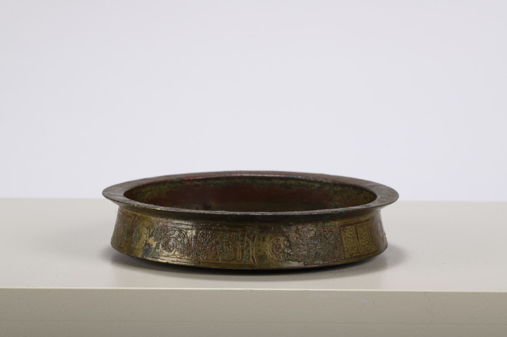 An engraved bronze Persian dish with inscriptions, Seljuk (dia18.5 cm) - Image 2 of 6