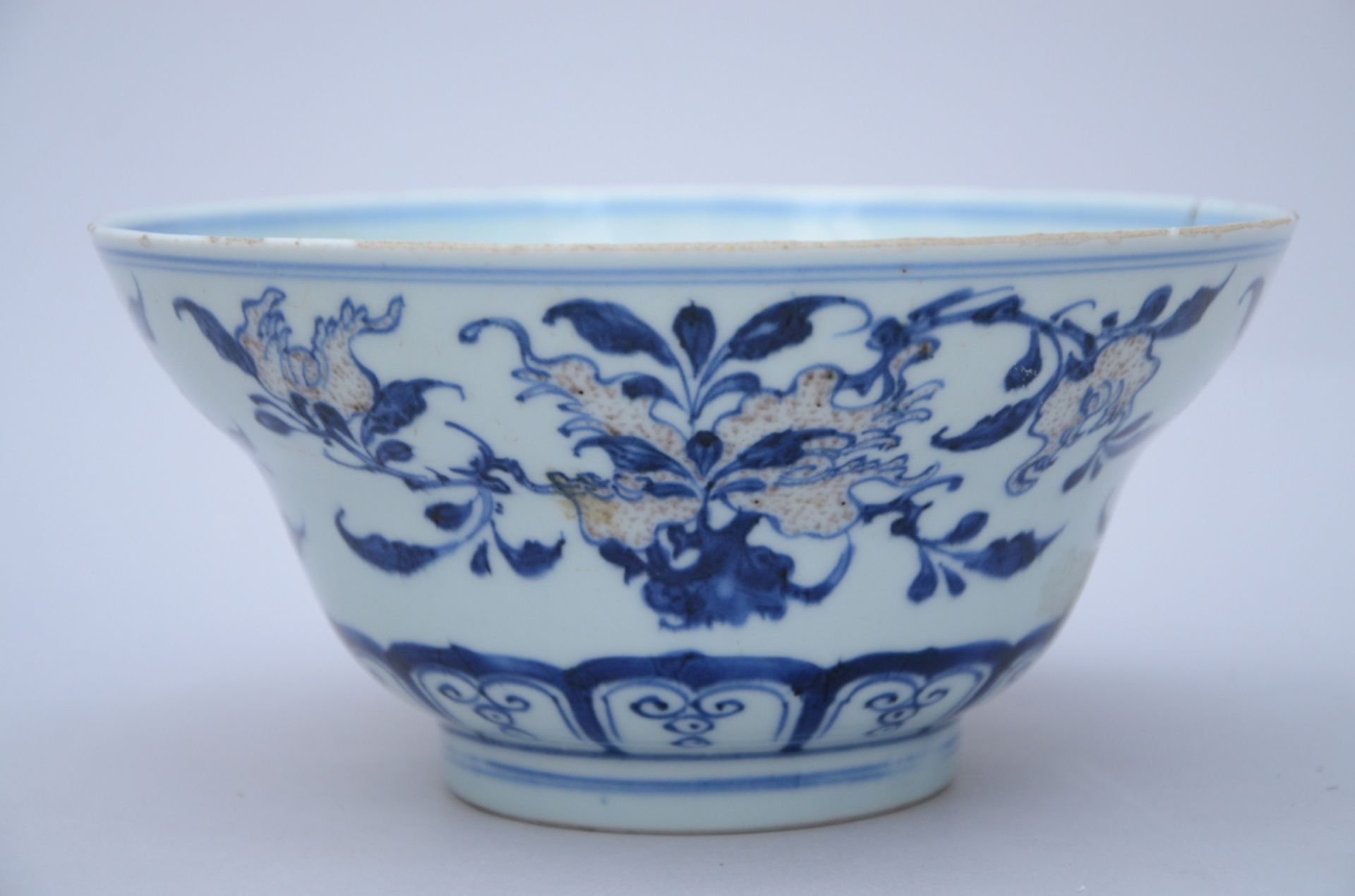 A Chinese bowl in underglaze red and blue porcelain 'fruits', Qianlong mark (10x20 cm) (*)