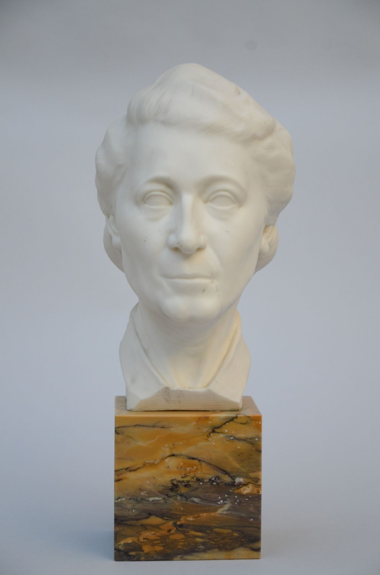 Domien Ingels (1944): ladies bust in white marble (total h 50 cm)