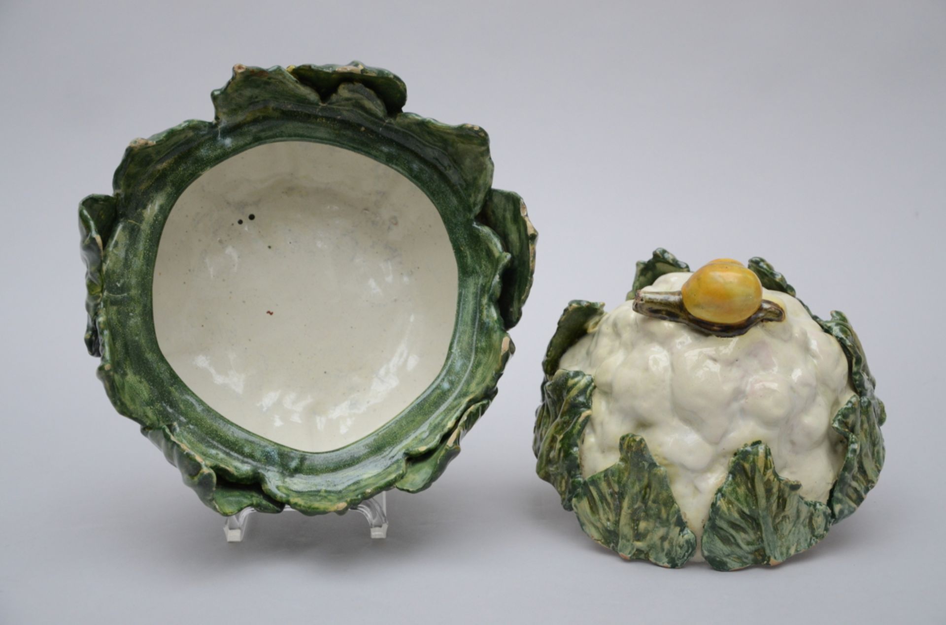 A tureen in the form of a cabbage (26x27 cm) - Bild 2 aus 3