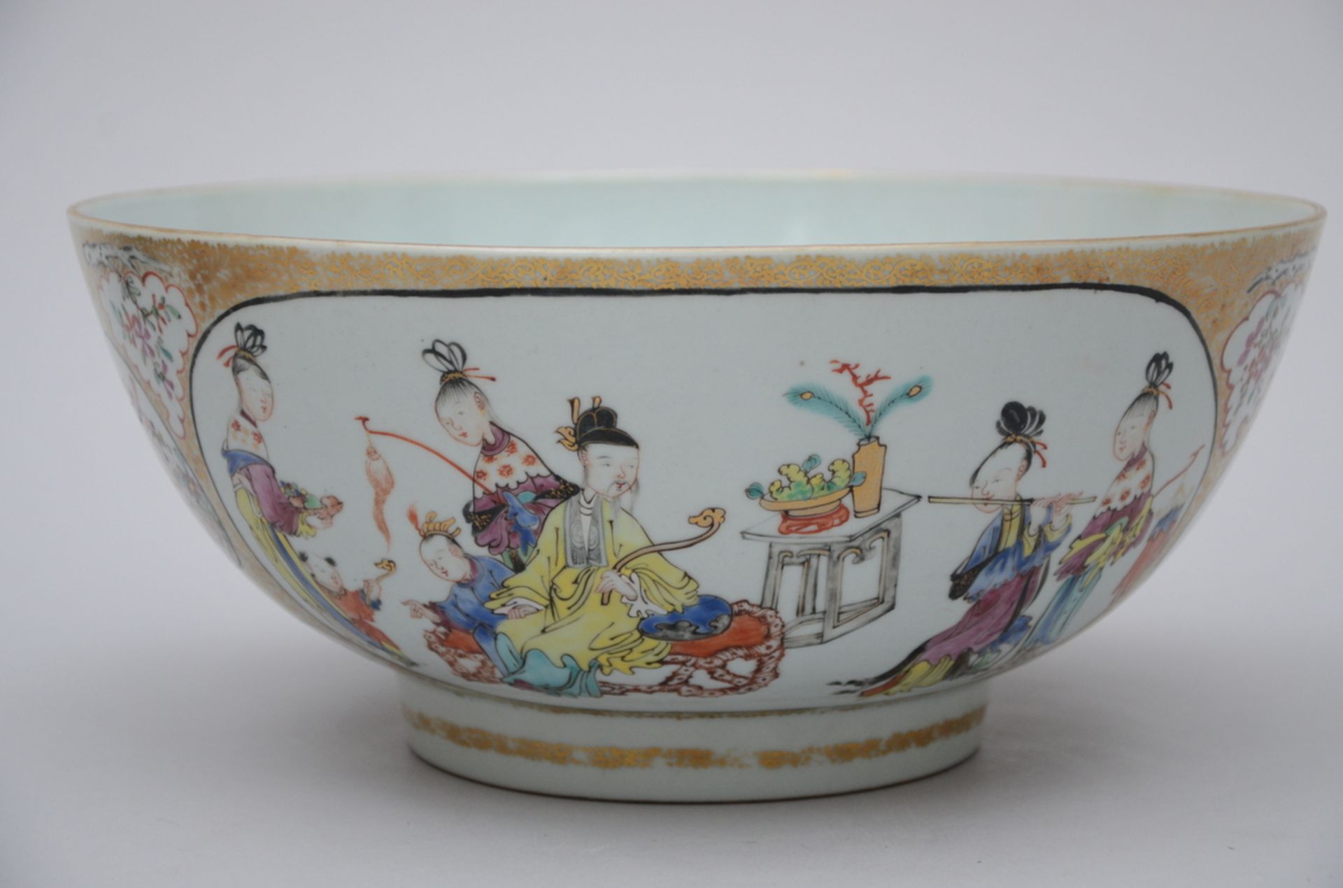 Bowl in Chinese porcelain with gilt decoration 'figures', 18th century (13x29 cm) - Image 2 of 4