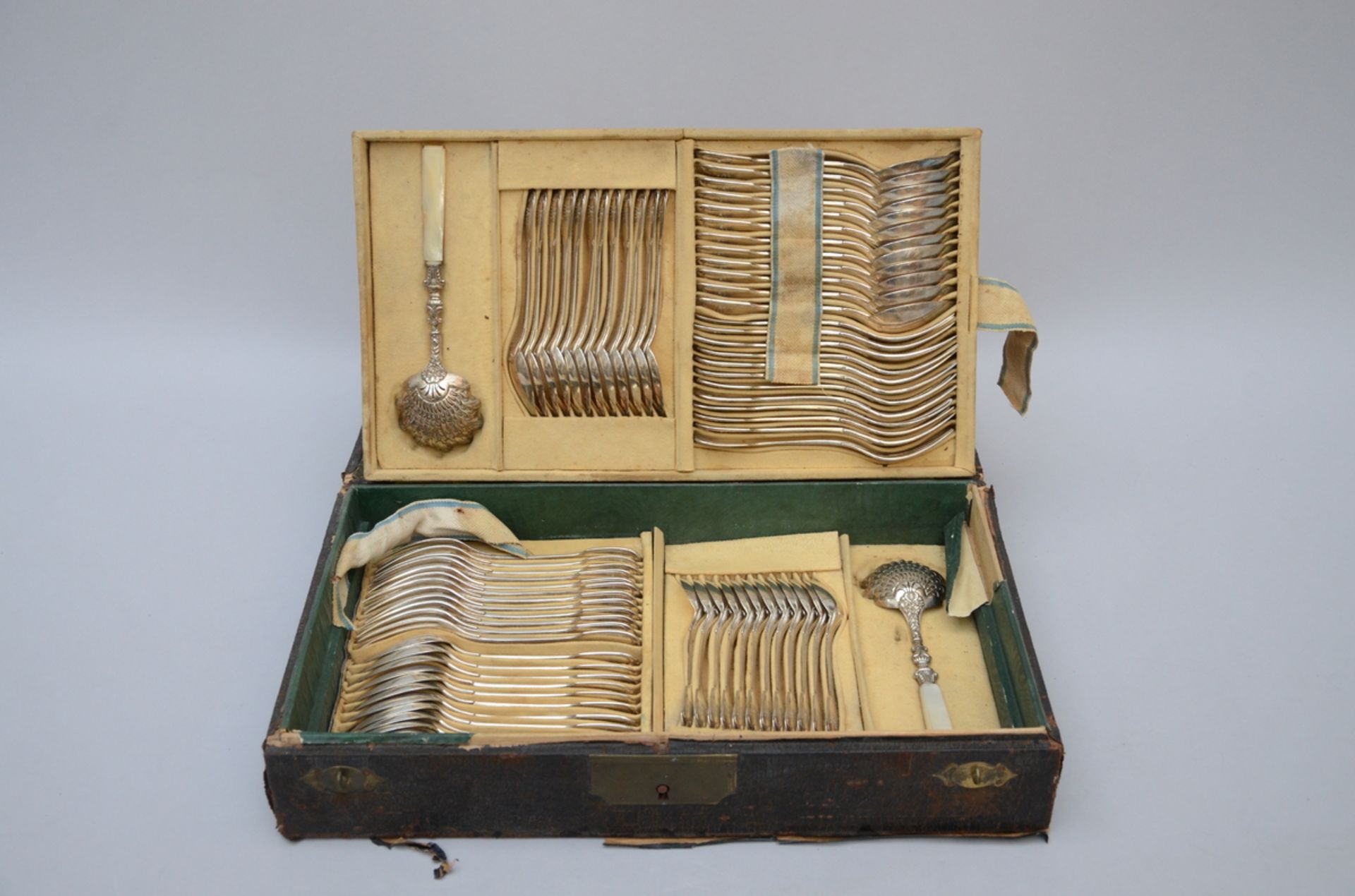 A case with 72 silver pieces of dessert cutlery, 19th century - Image 2 of 5