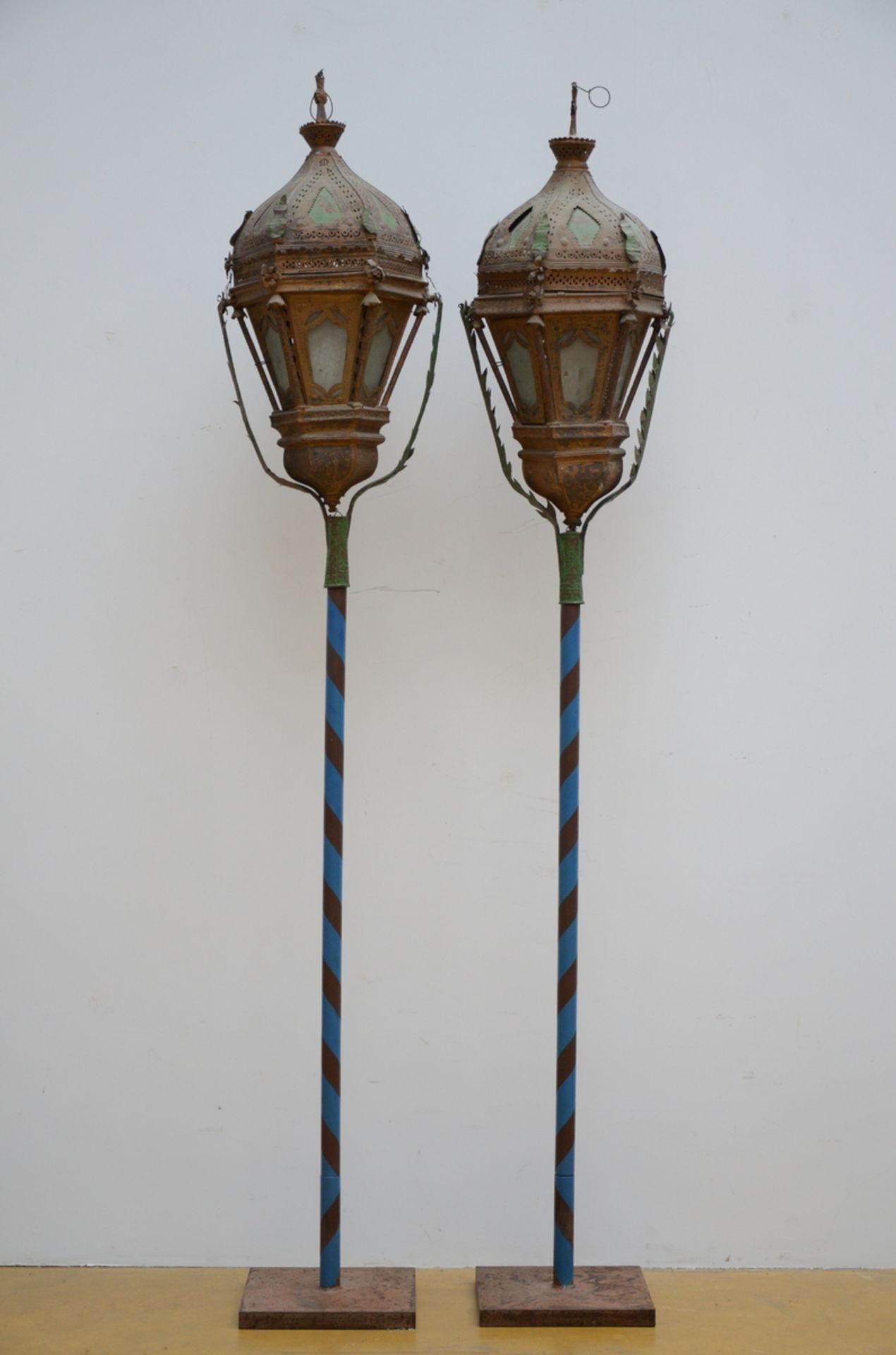 A pair of Venetian lanterns in tôle, 18th - 19th century (lantern 93 cm)