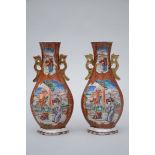 A pair of vases in Chinese 'mandarin' porcelain, Qianlong period (29 cm) (*)