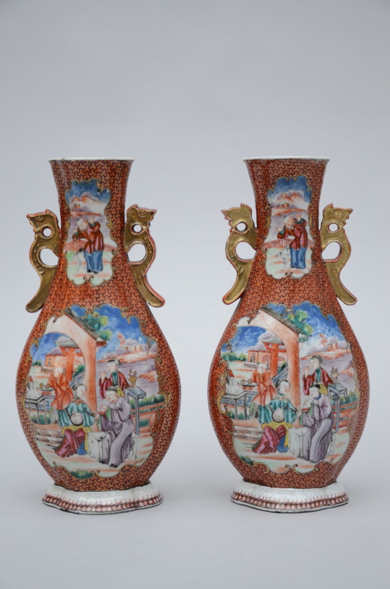 A pair of vases in Chinese 'mandarin' porcelain, Qianlong period (29 cm) (*)