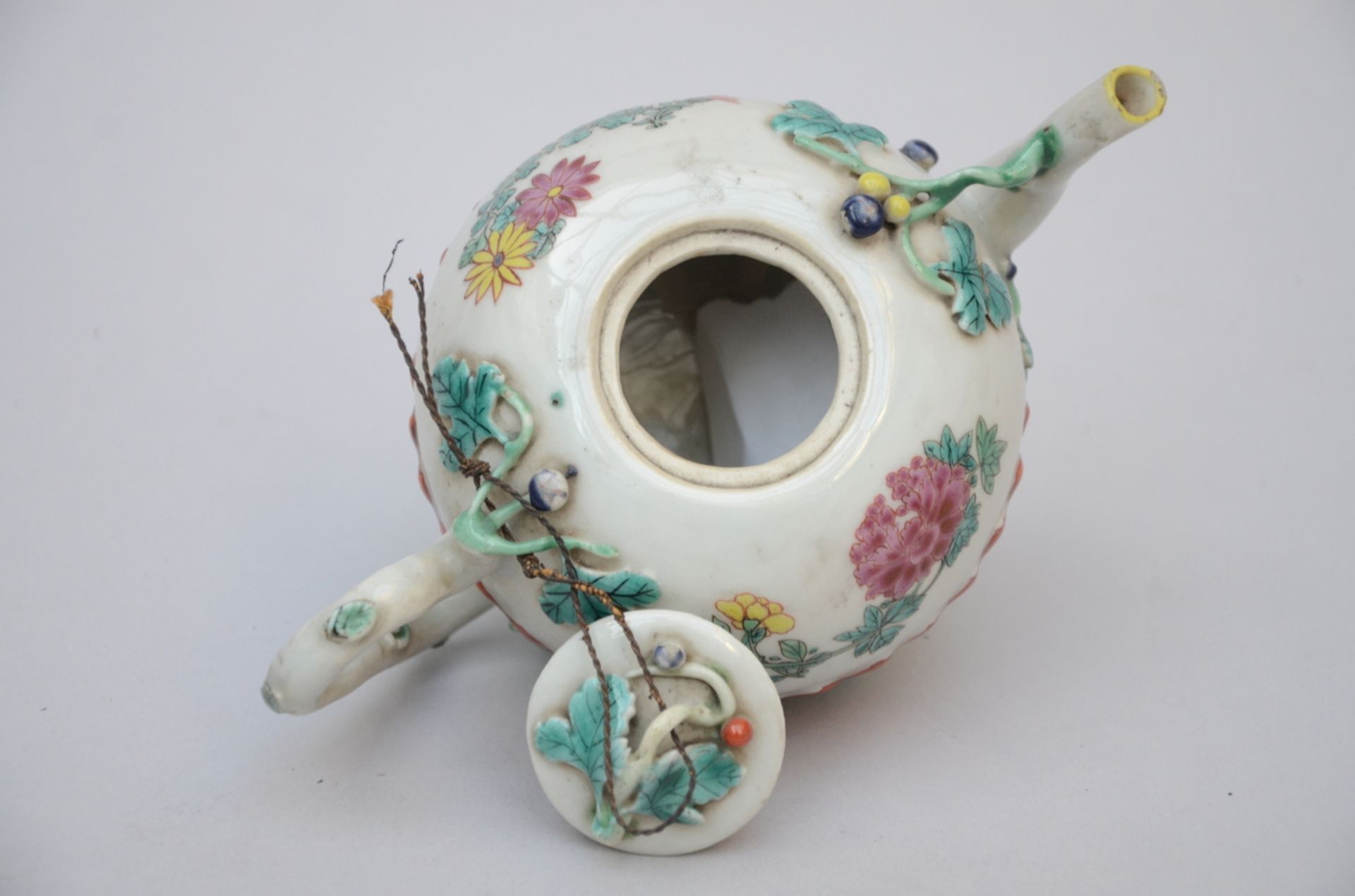 Teapot in Chinese porcelain with relief decoration, 18th century (h 10 cm) (*) - Image 3 of 4