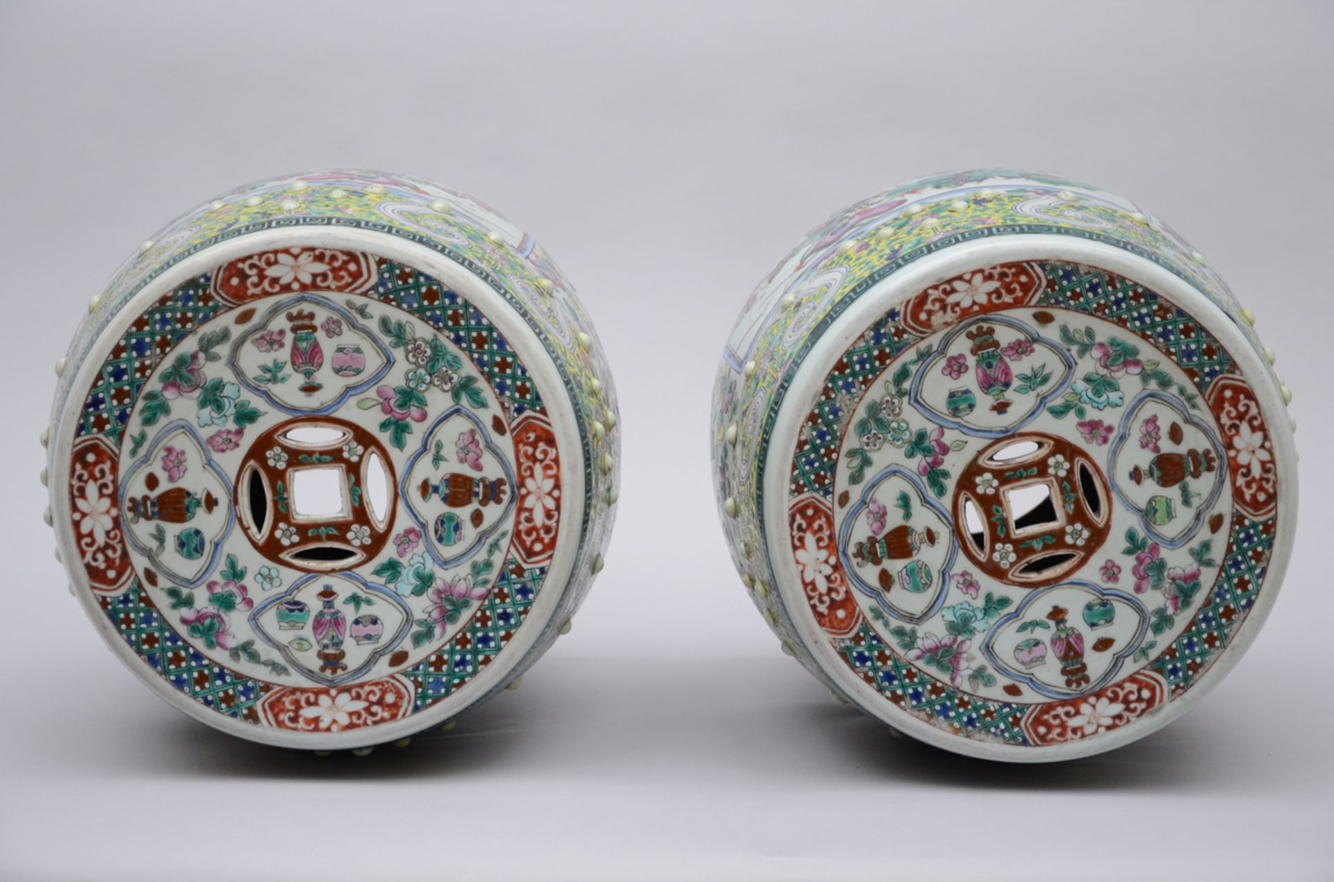 A pair of stools in Chinese famille rose porcelain 'warriors', 19th century (48x32 cm) (*) - Image 3 of 6