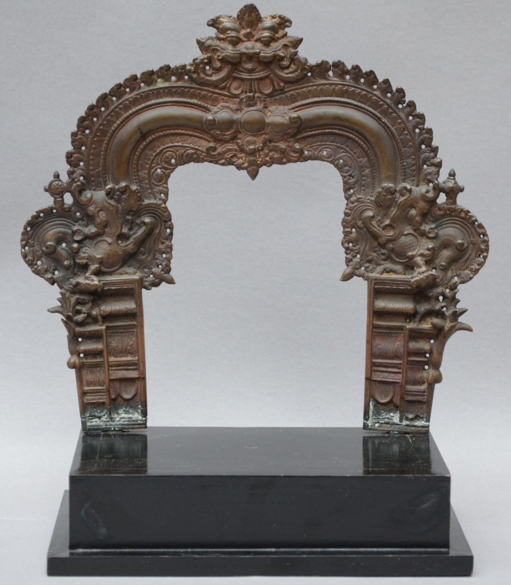 Indian bronze bow, South India 17th century (23x25cm)