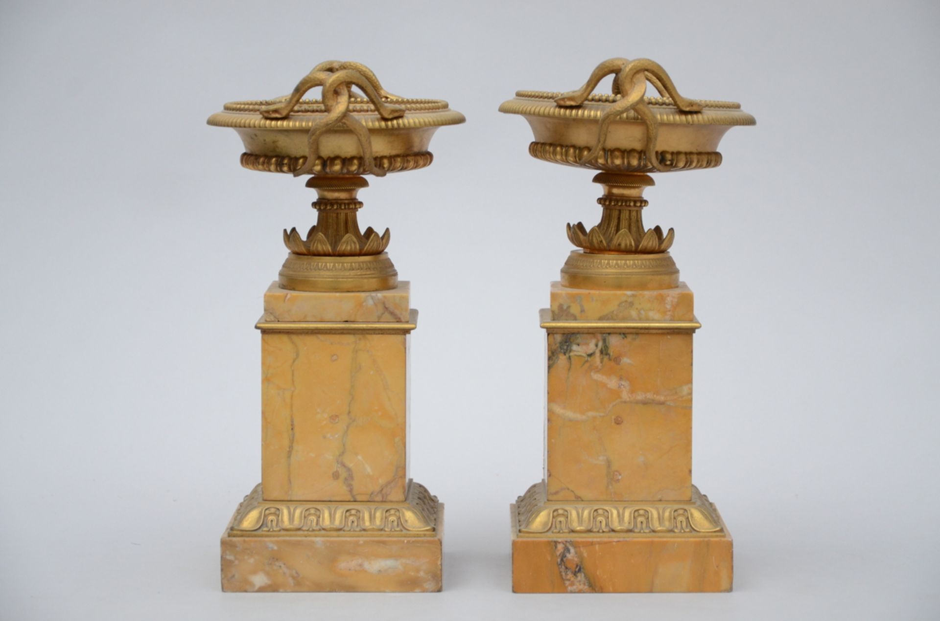 A pair of bronze vases in Sienna marble and gilt bronze (32cm) (*) - Image 2 of 2