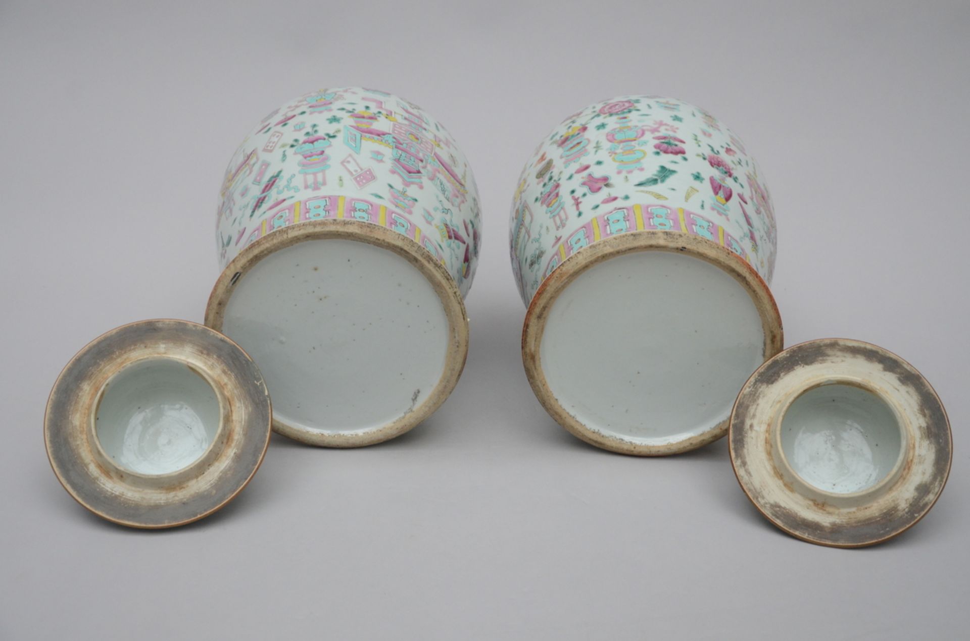 A pair of lidded vases in Chinese porcelain 'antiquities' (*) - Image 4 of 4