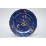 A dish in Chinese 'bleu poudré' porcelain, 18th century (dia 32 cm)