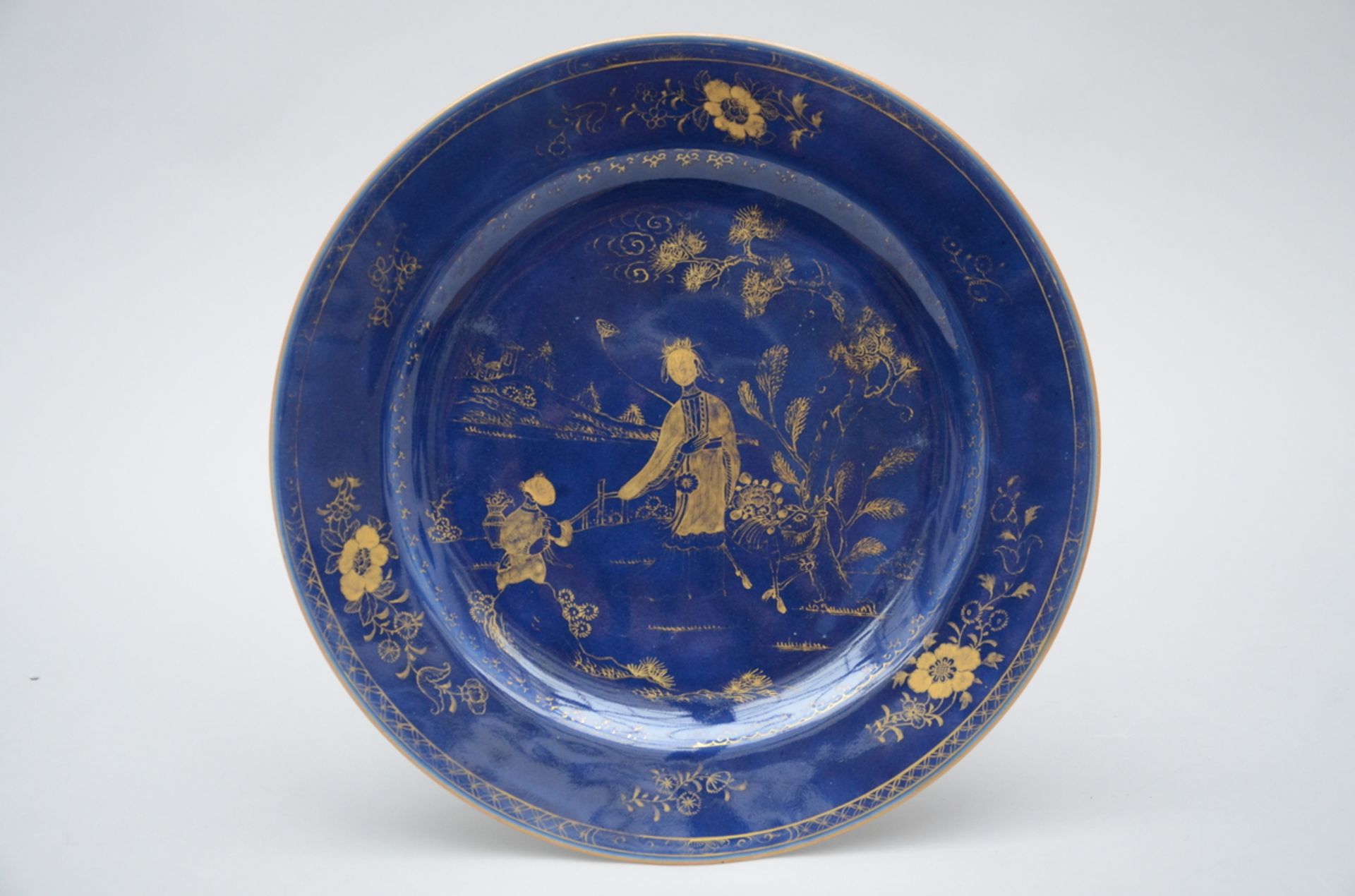 A dish in Chinese 'bleu poudré' porcelain, 18th century (dia 32 cm)