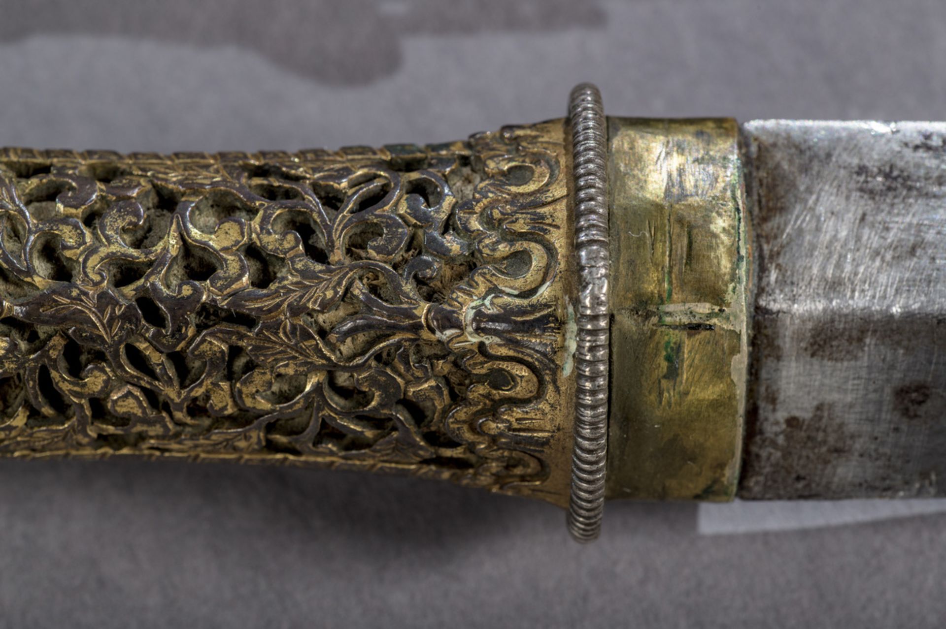 A dagger with openwork iron and gilt bronze decoration, Bhutan 18th - 19th century (tot 46.5 cm) - Image 5 of 7