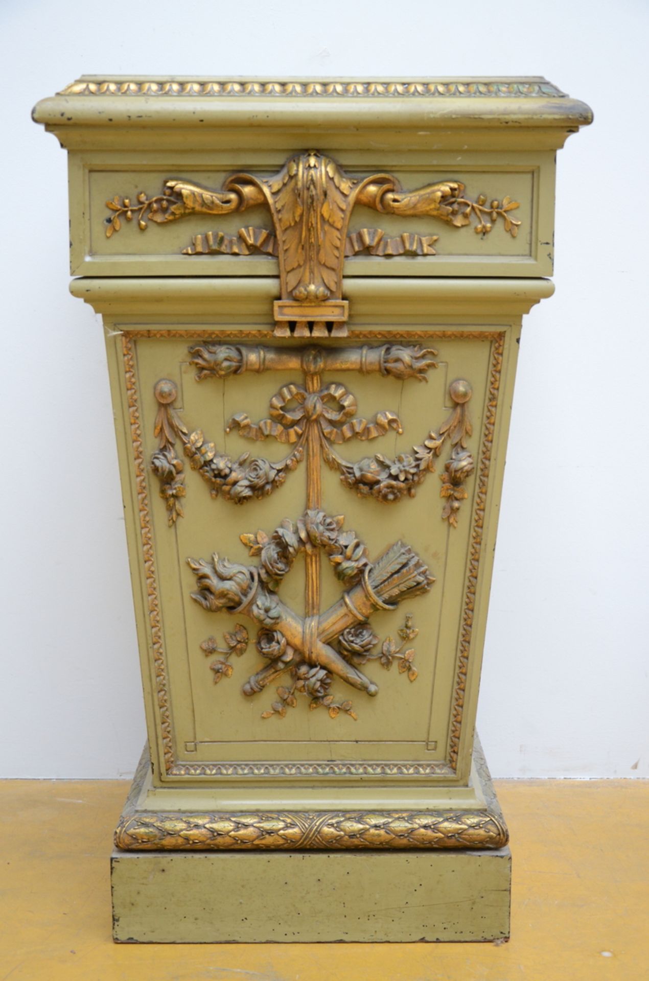 Lot: a square and a round pedestal in painted wood (h 60 - 85 cm) - Image 2 of 5