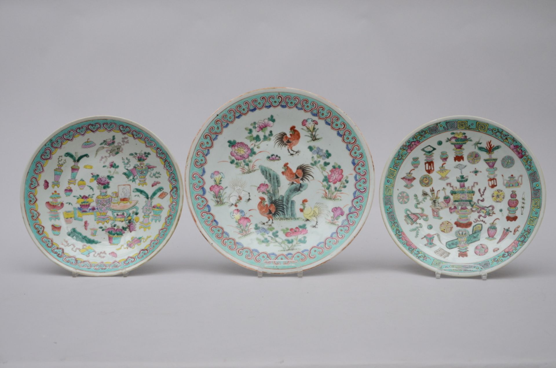Three dishes in Chinese porcelain 'antiquities' (29 - 34cm)