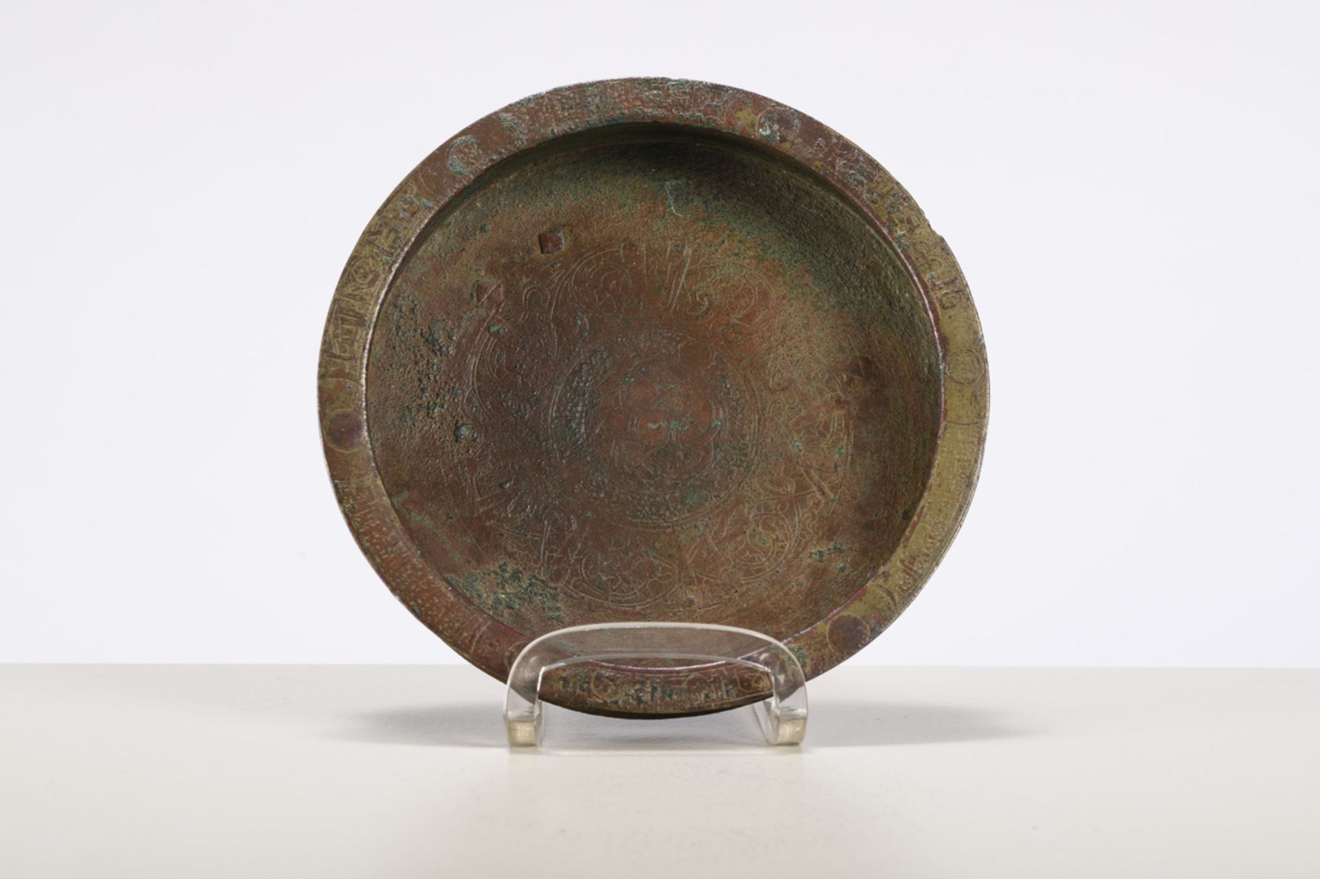 An engraved bronze Persian dish with inscriptions, Seljuk (dia18.5 cm) - Image 5 of 6