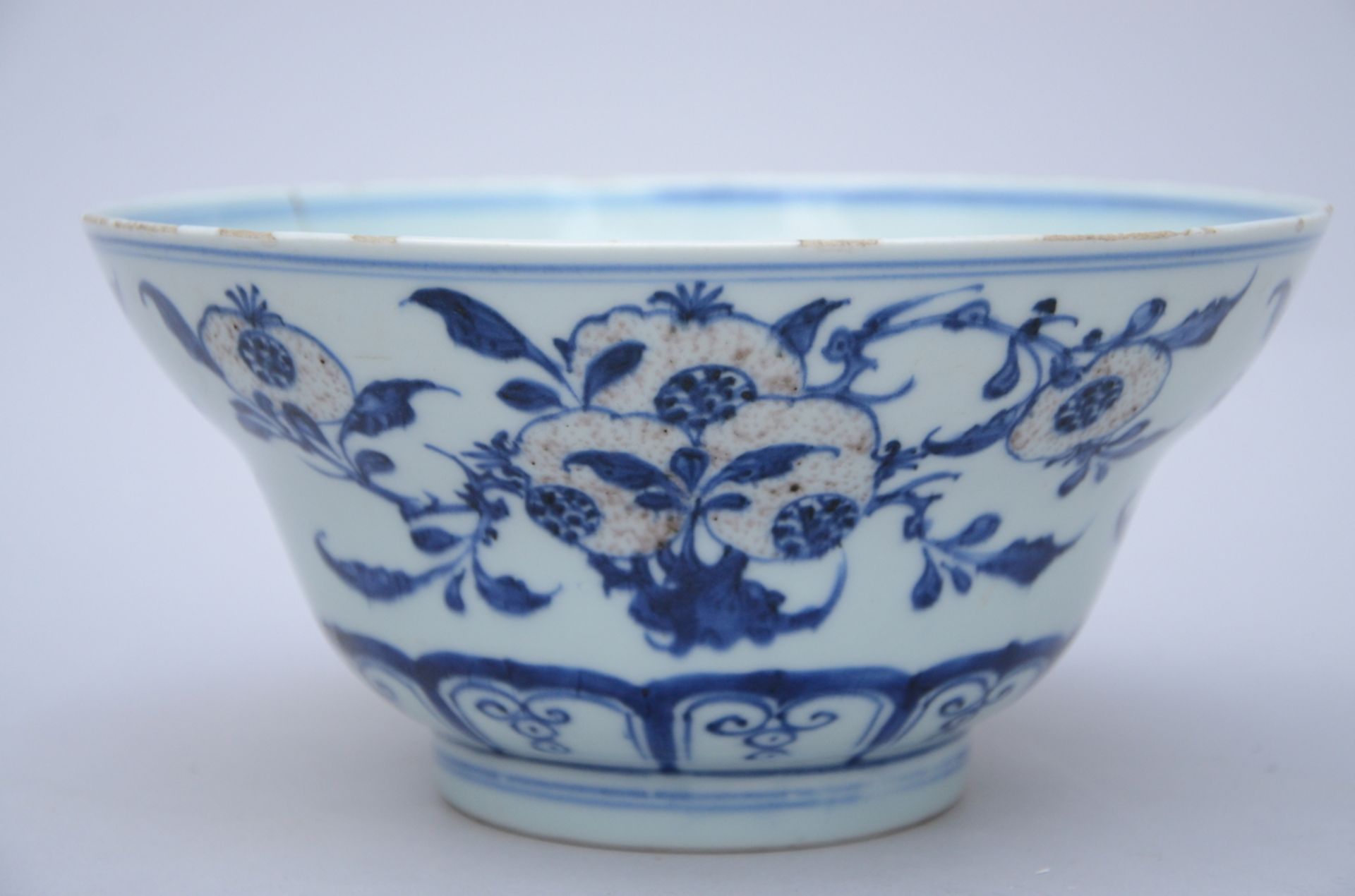 A Chinese bowl in underglaze red and blue porcelain 'fruits', Qianlong mark (10x20 cm) (*) - Image 2 of 6