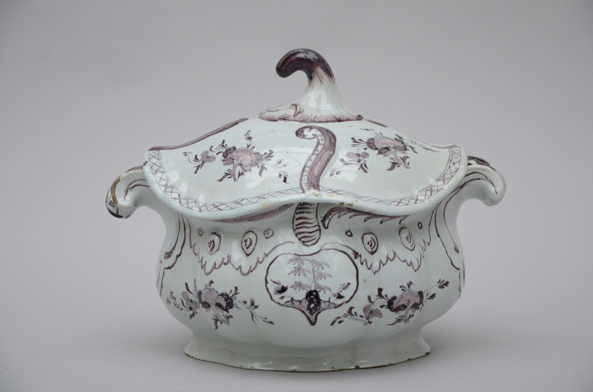 A Louis XV tureen in faience from St. Amands-les-Eaux, 18th century (25x33x23 cm) - Image 2 of 4