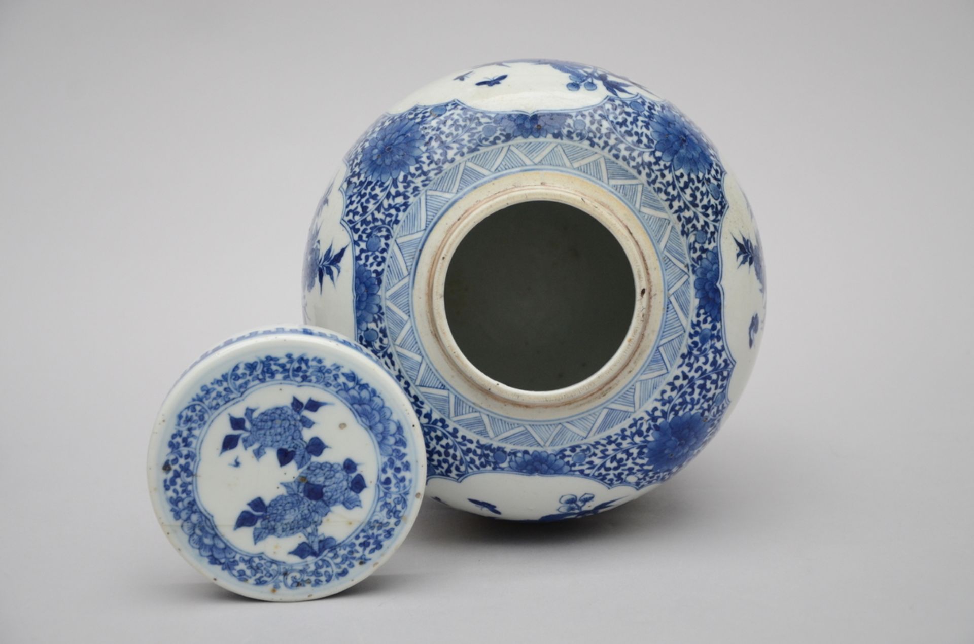 A Chinese jar with cover in blue and white porcelain (23 cm) (*) - Bild 3 aus 5
