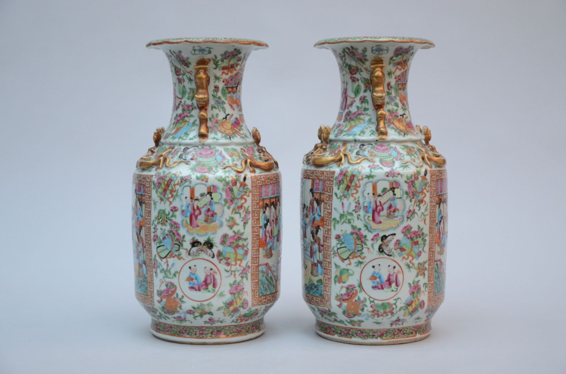 A pair of Chinese Canton porcelain vases with gilt decoration (h43.5cm) (*) - Image 2 of 5