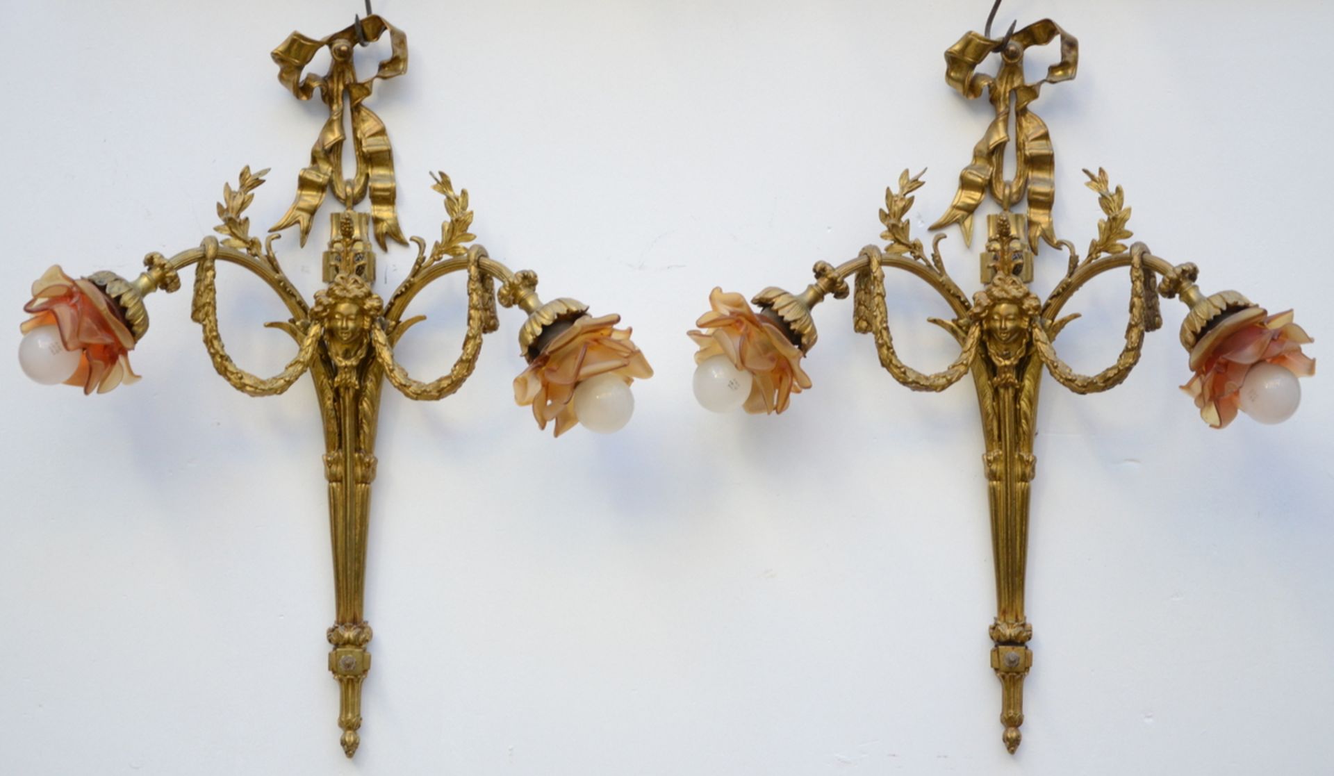 A pair of bronze wall lamps in Louis XVI style (57x45cm)