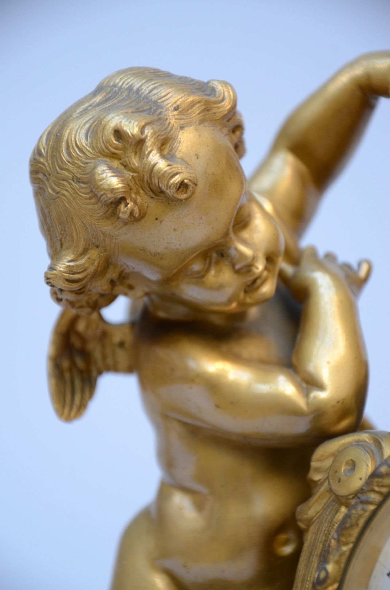 Gilt bronze mantelpiece by d'Assaut 'Putti' (h46cm) (*) - Image 4 of 6