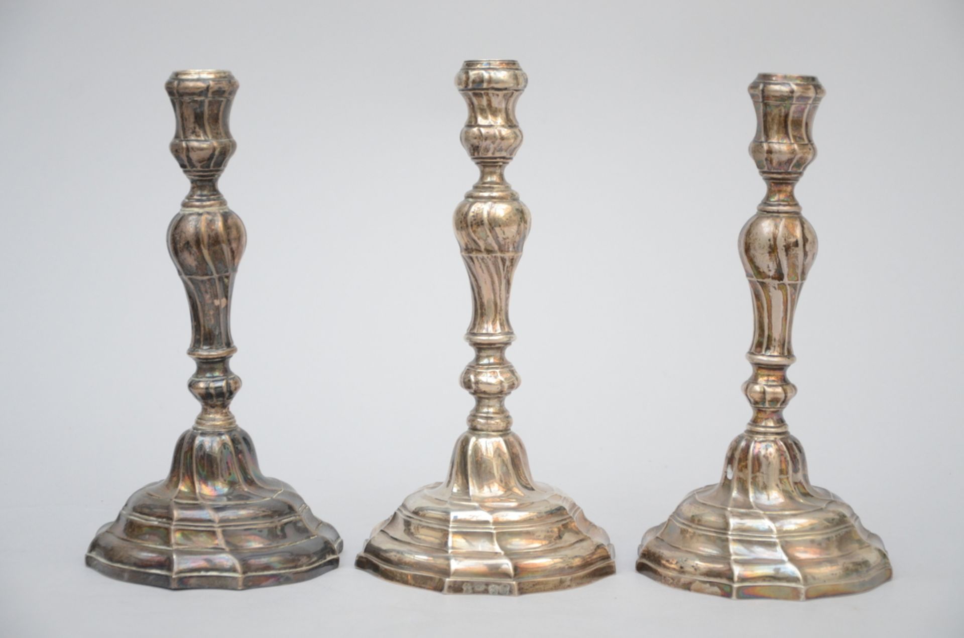 Three Louis XV candlesticks, Ath 18th century (26cm) (*)