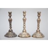 Three Louis XV candlesticks, Ath 18th century (26cm) (*)