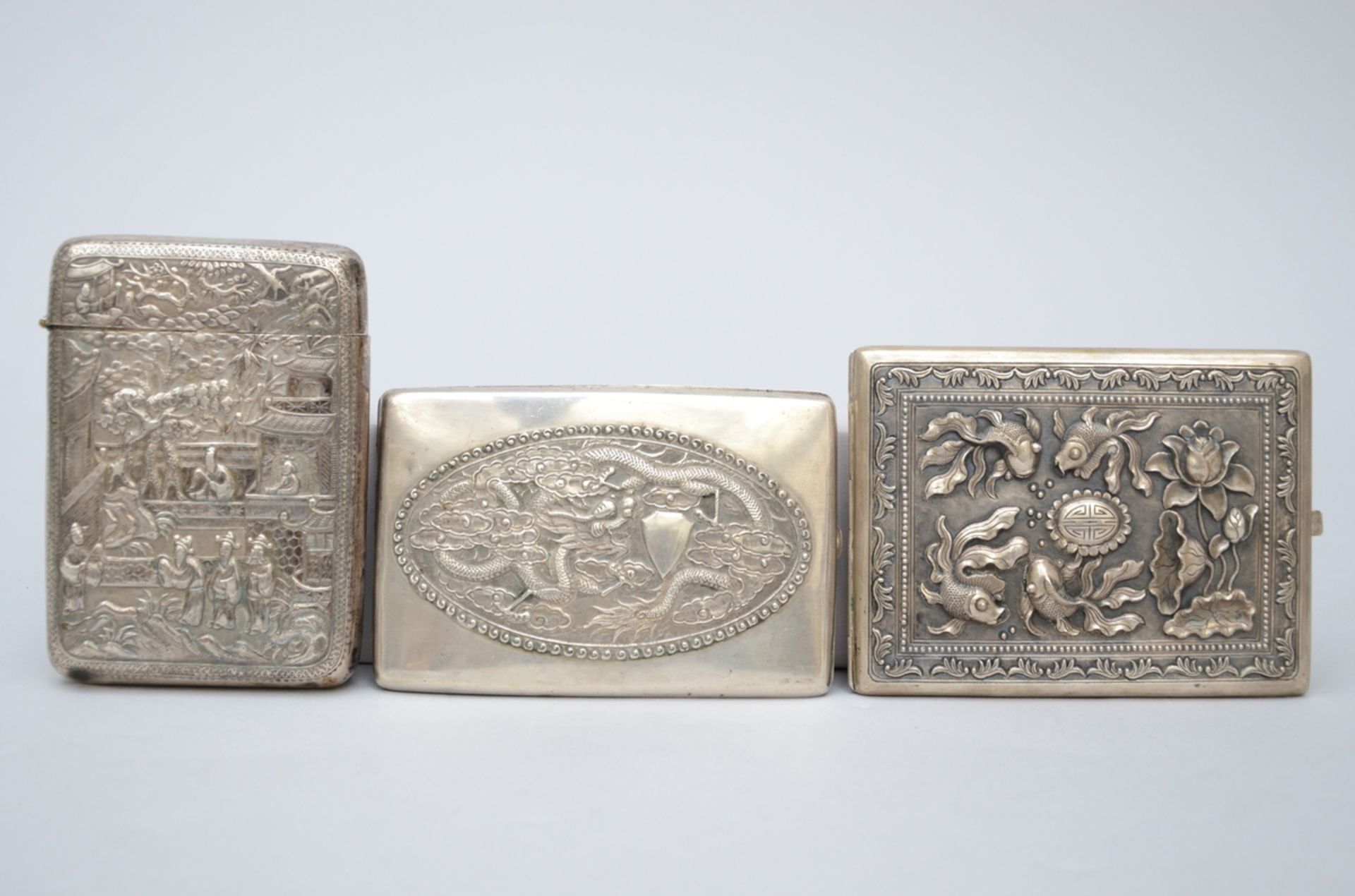 Lot: 3 Chinese silver cigarette cases (11x8 12x8 12x9 cm) (*)