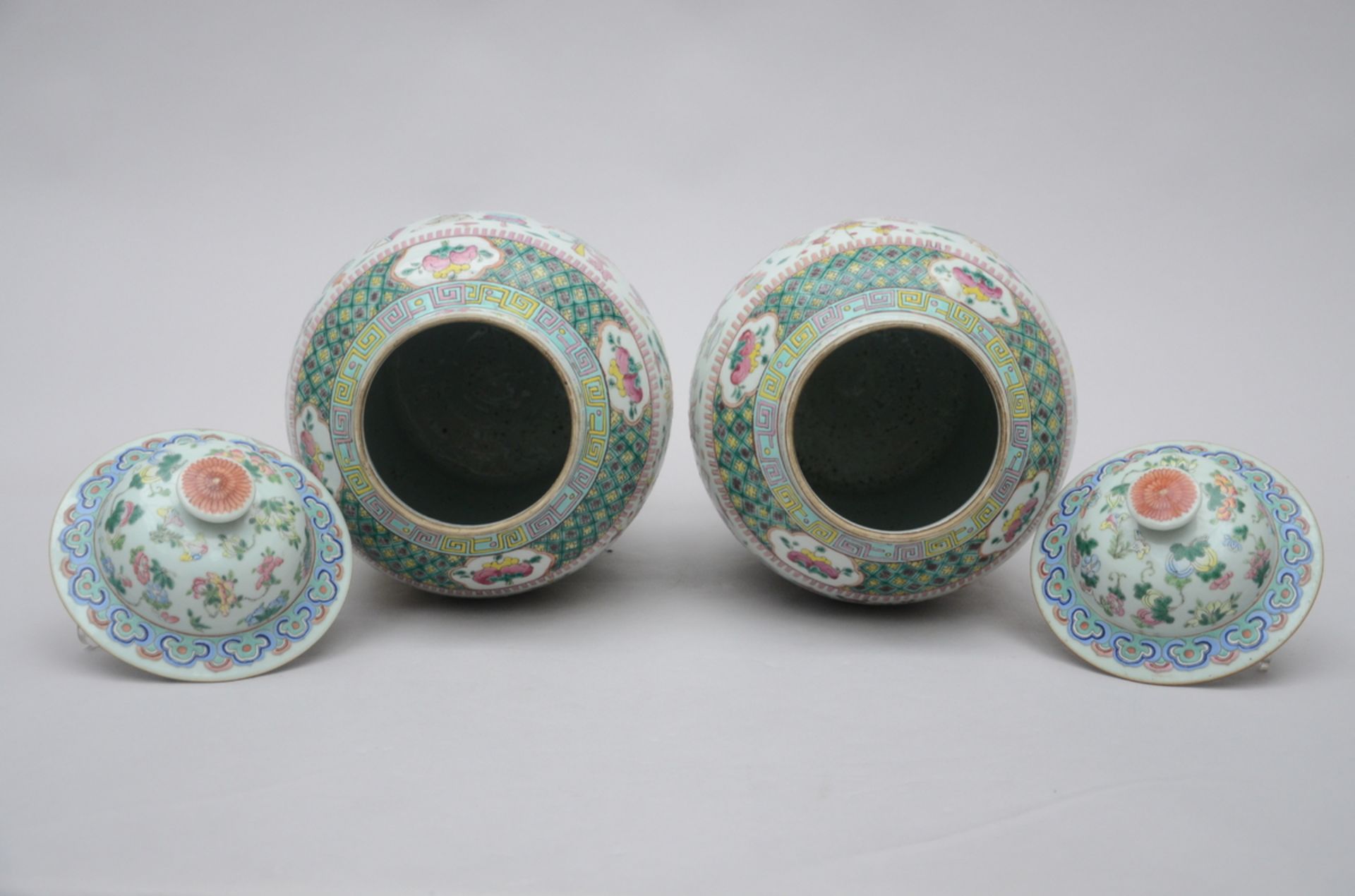 A pair of lidded vases in Chinese porcelain 'antiquities' (*) - Image 3 of 4