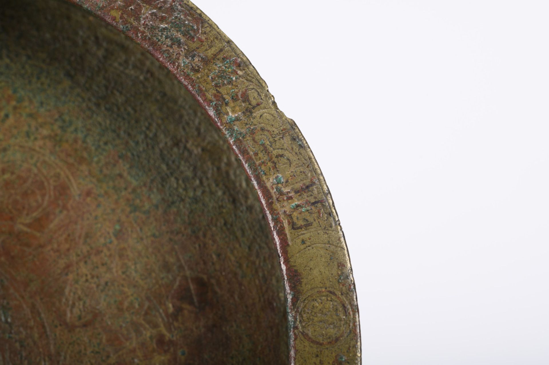 An engraved bronze Persian dish with inscriptions, Seljuk (dia18.5 cm) - Image 3 of 6