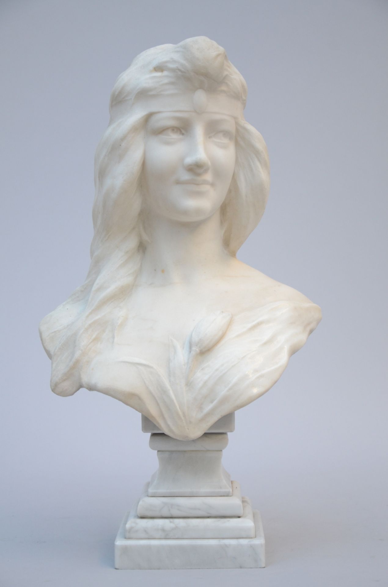 A white marble bust 'lady with a flower' (h 60 cm) (*)