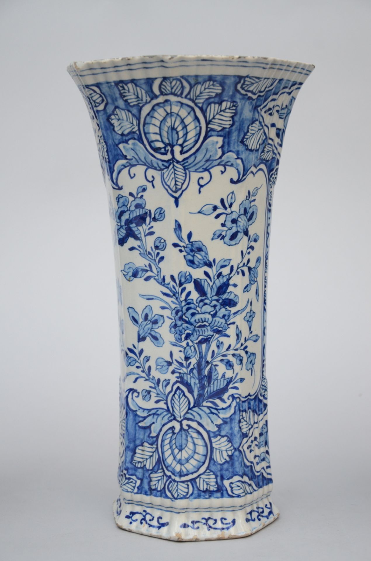 A five-piece blue and white set in Delftware, 18th century (marked, 46cm) (*) - Image 3 of 6