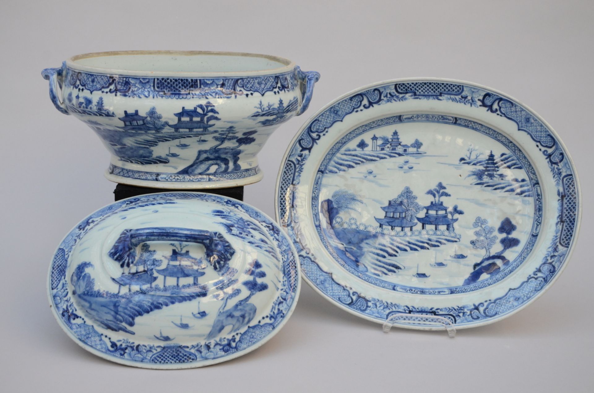 A tureen and platter in Chinese blue and white porcelain, 18th century (25x35x28cm) (*) - Image 2 of 4