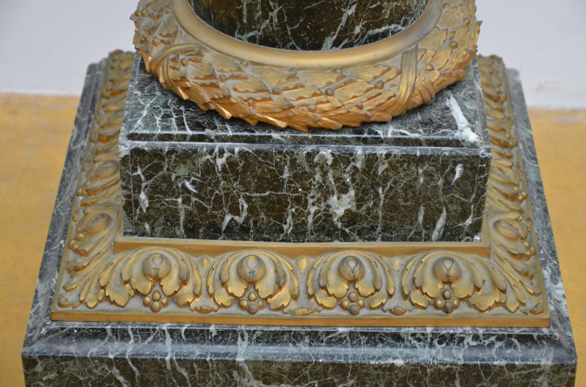 Corinthian column in green marble with gilt bronze mounts (130cm) - Image 3 of 3