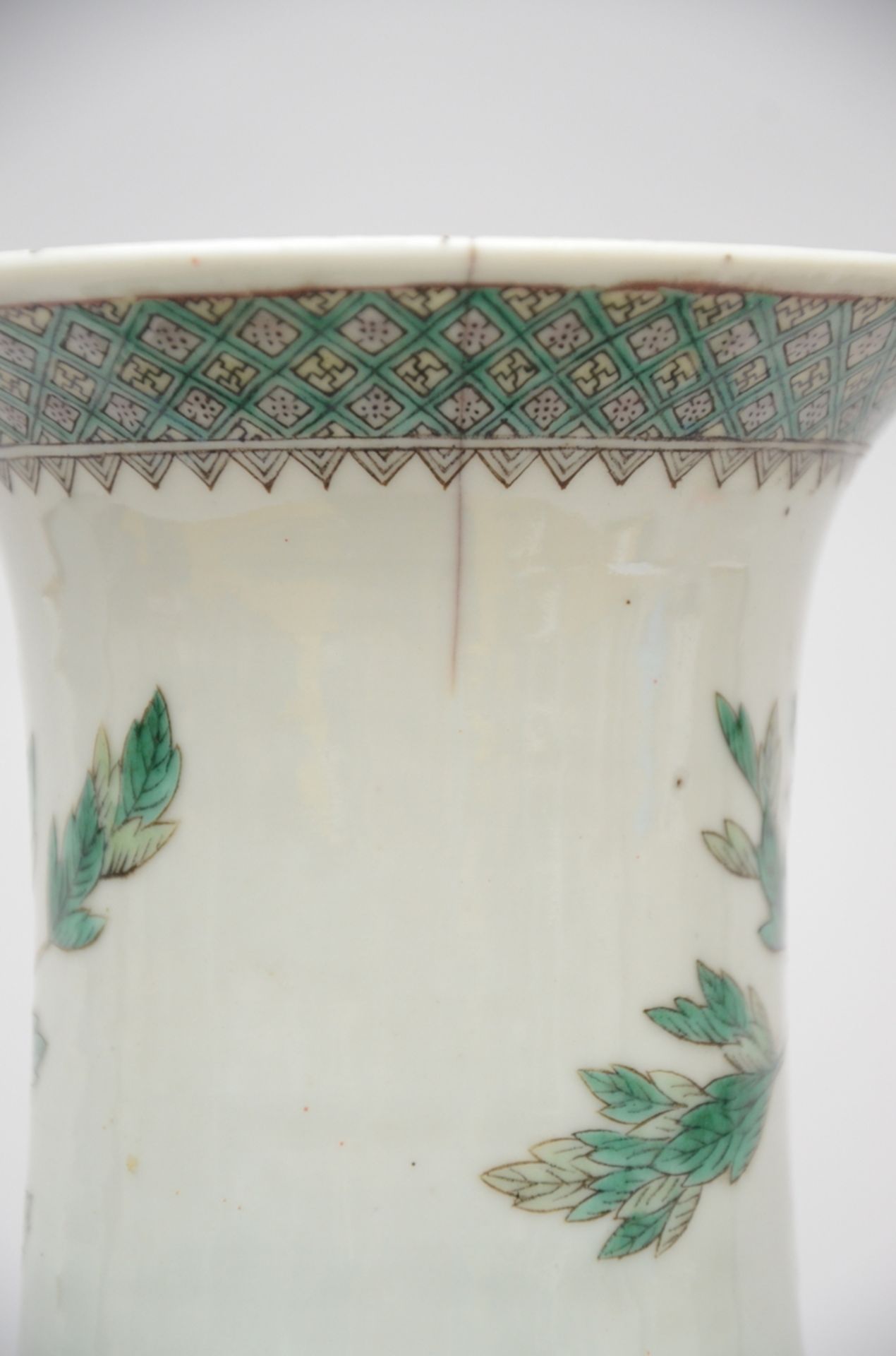 An octagonal vase in Chinese famille verte porcelain (50cm) (*) - Bild 3 aus 5