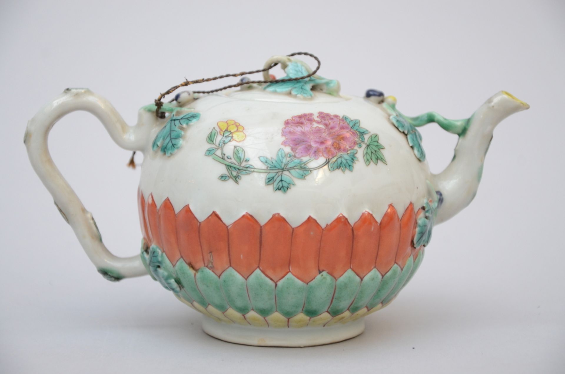 Teapot in Chinese porcelain with relief decoration, 18th century (h 10 cm) (*)