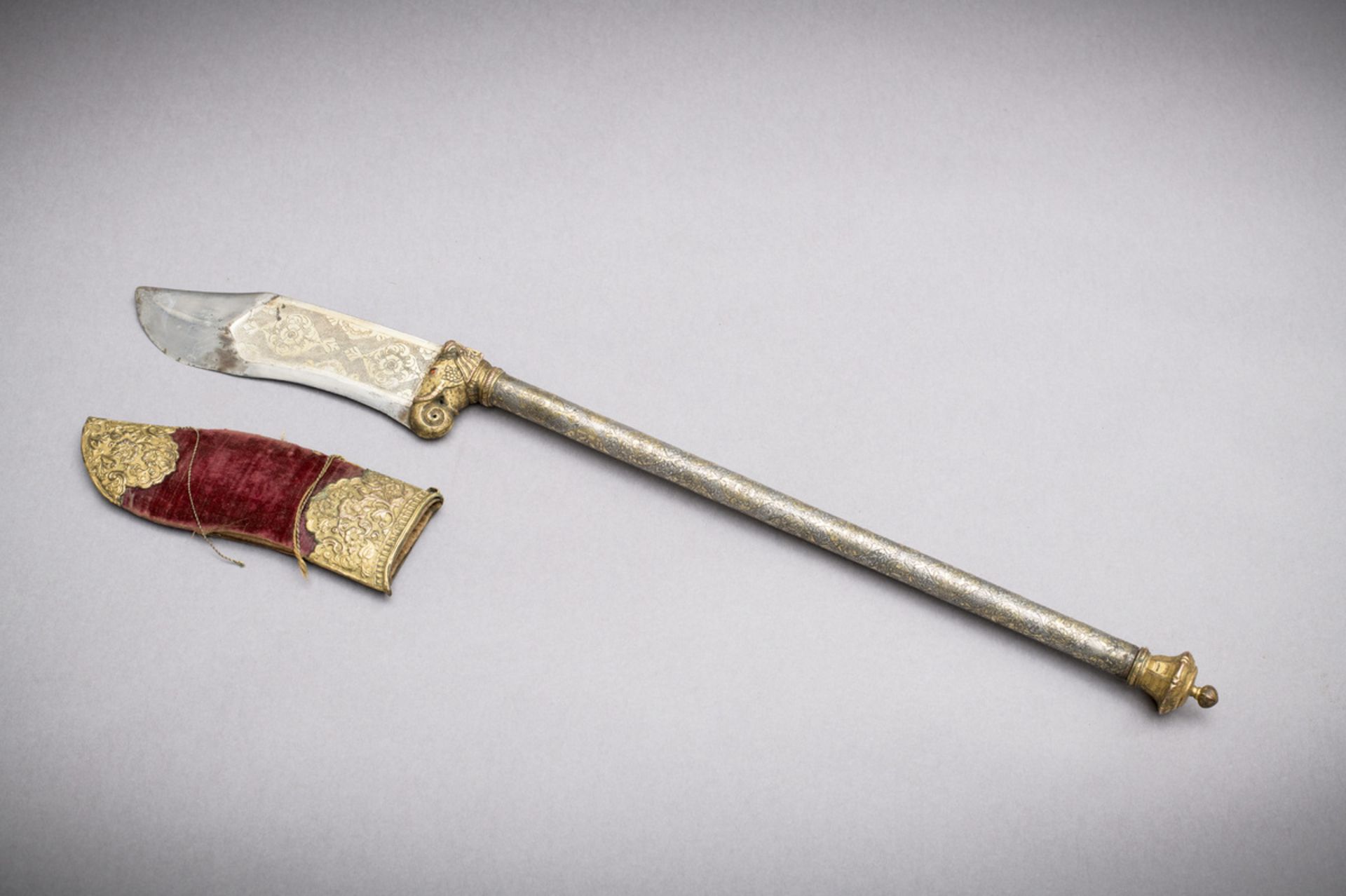 A rare and fine Indian 'Bhuj' axe, 19th century (l 72 cm) - Image 3 of 5