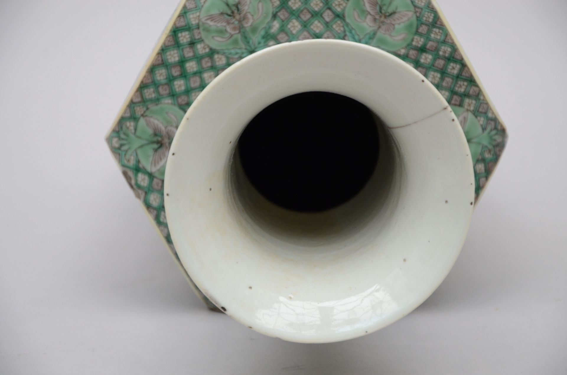 An octagonal vase in Chinese famille verte porcelain (50cm) (*) - Bild 4 aus 5
