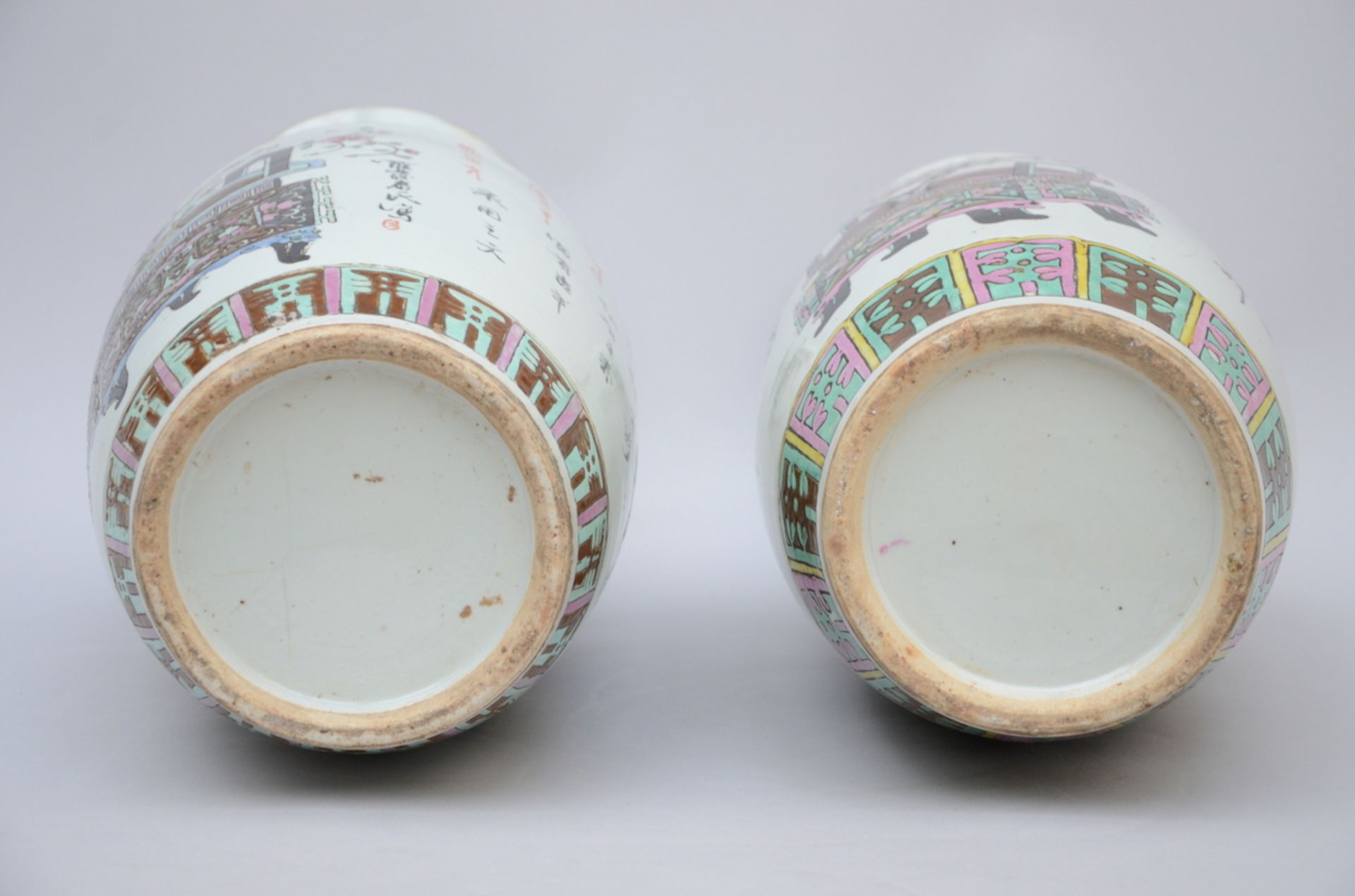 Two Chinese vases in porcelain 'antiquities' (58,5 cm) (*) - Image 4 of 4