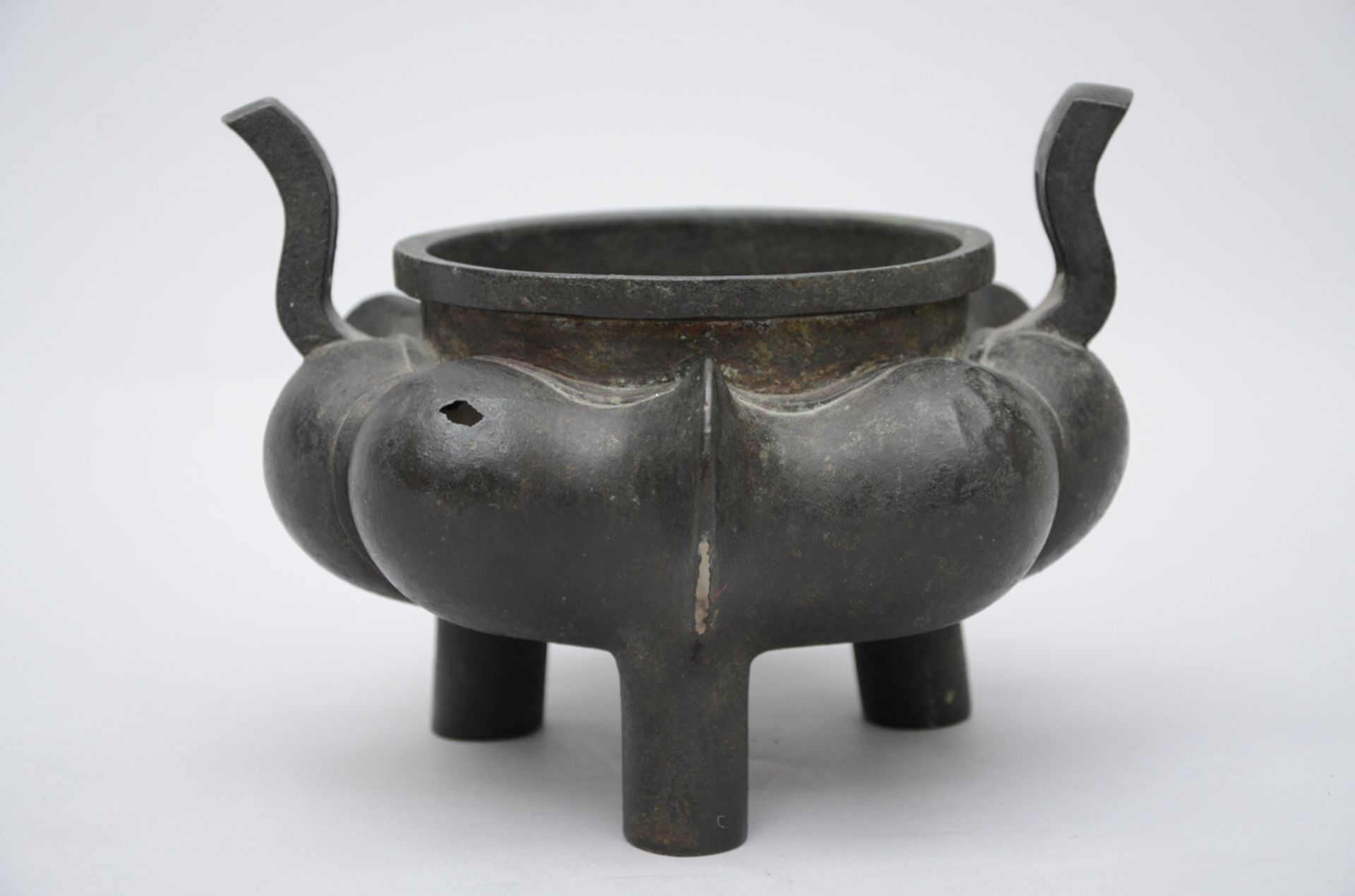 A Chinese lobed tripod censer in bronze, 17th - 18th century (16x21cm) (*) - Image 3 of 5