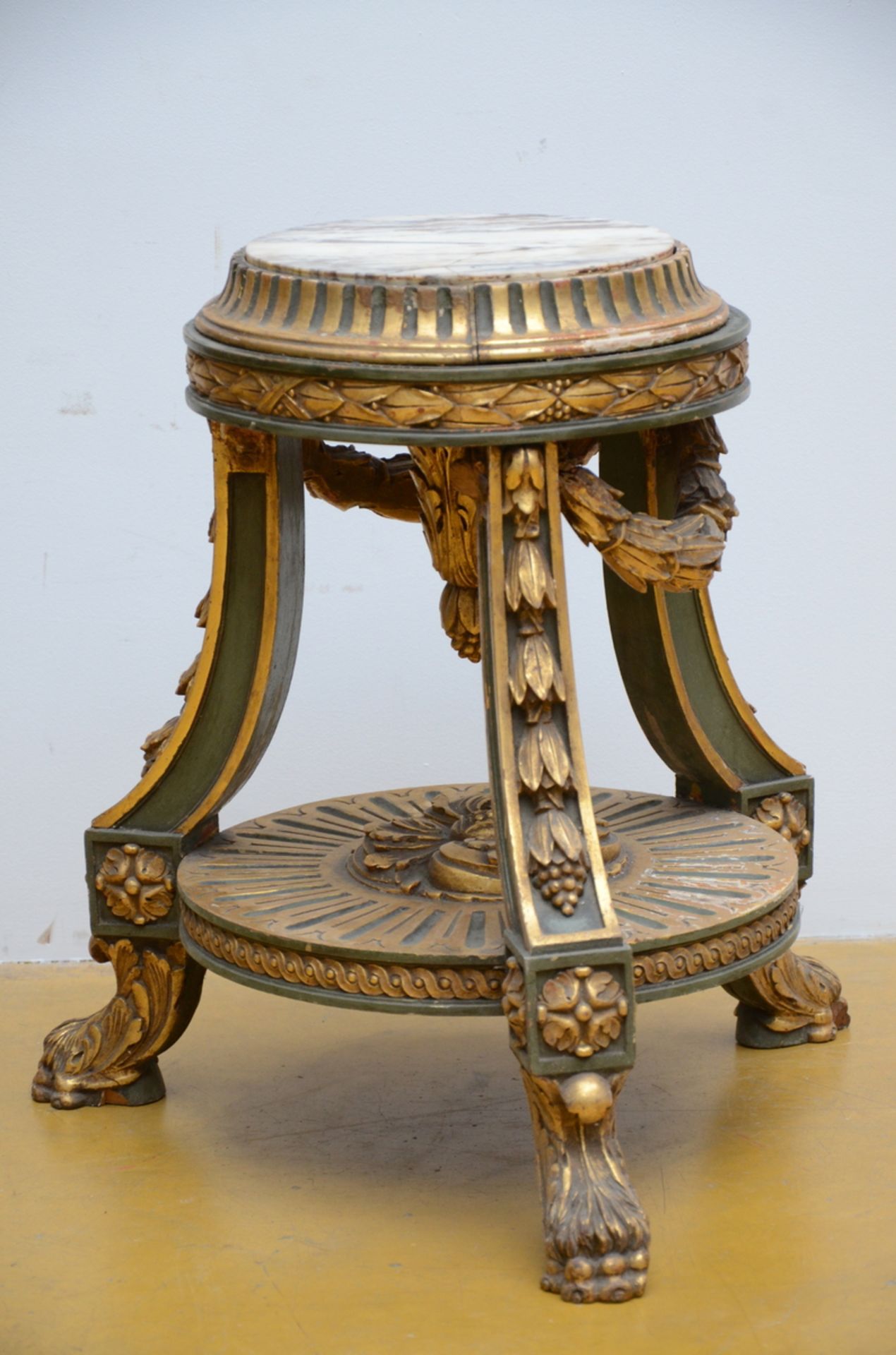 Lot: a square and a round pedestal in painted wood (h 60 - 85 cm) - Image 3 of 5