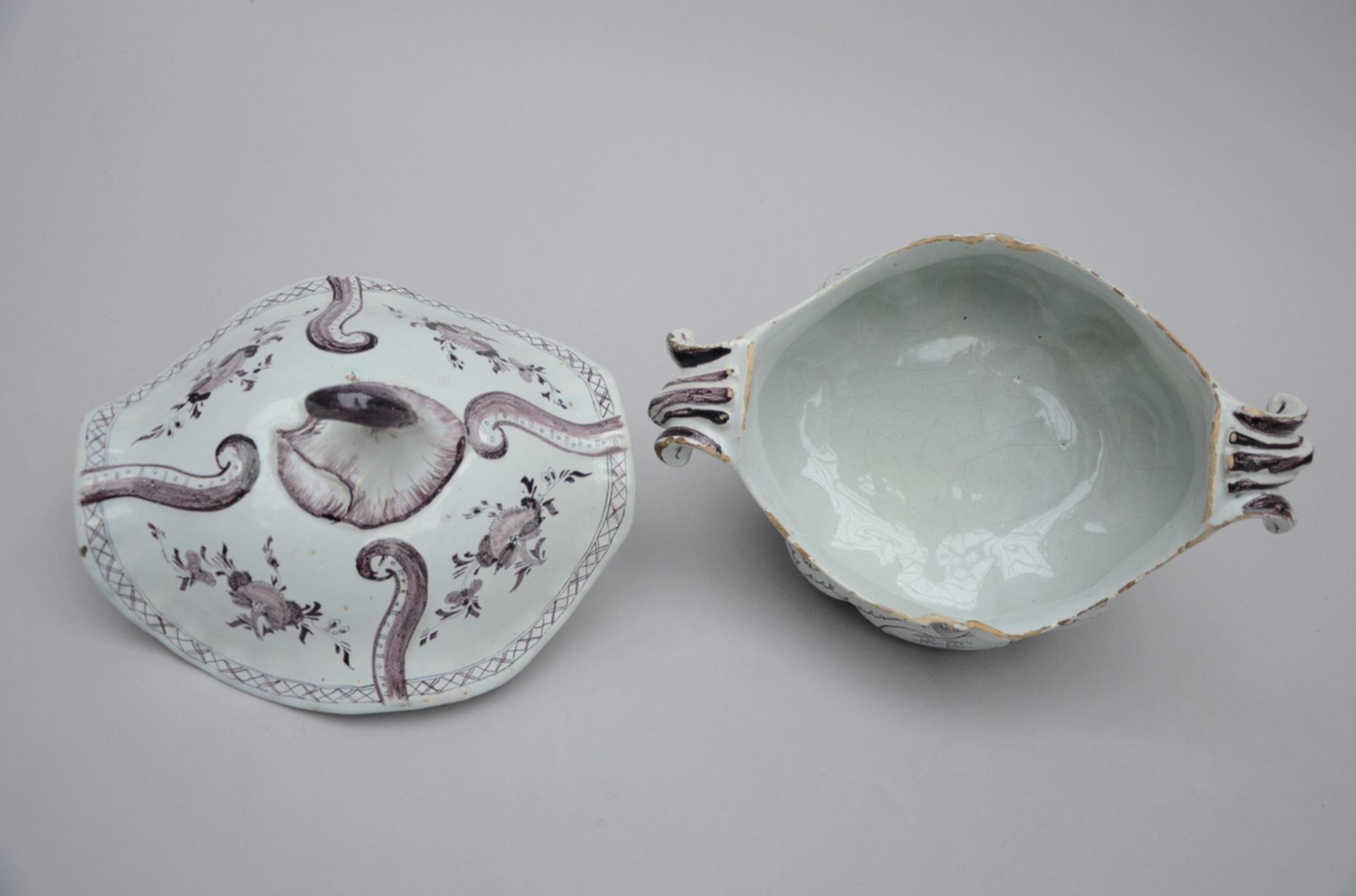 A Louis XV tureen in faience from St. Amands-les-Eaux, 18th century (25x33x23 cm) - Image 3 of 4
